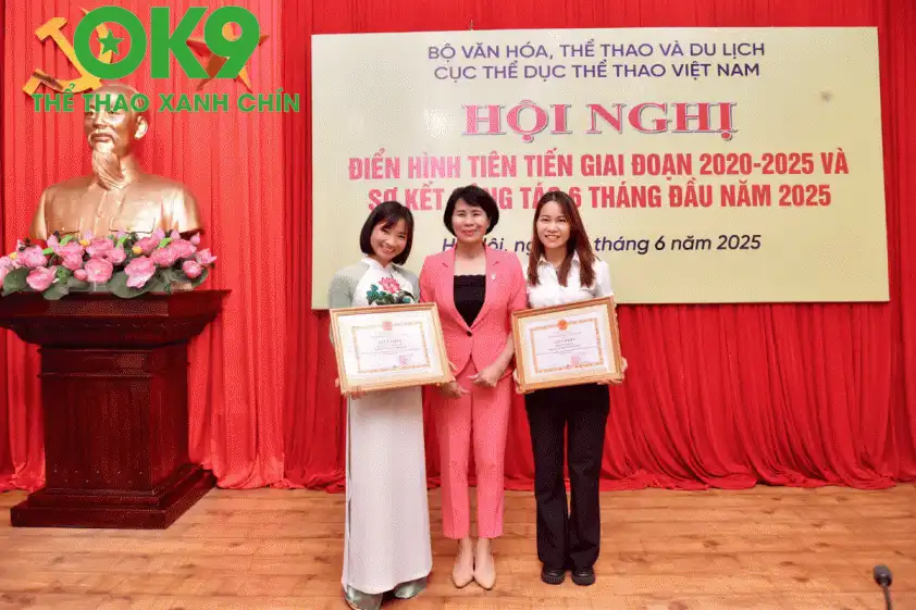 VĐV điền kinh Nguyễn Thị Oanh và HLV trưởng tuyển cầu mây nữ Việt Nam Trần Thị Vui chụp ảnh cùng bà Lê Thị Hoàng Yến, Phó Cục trưởng Cục Thể dục Thể thao Việt Nam VĐV điền kinh Nguyễn Thị Oanh và HLV trưởng tuyển cầu mây nữ Việt Nam Trần Thị Vui chụp ảnh cùng bà Lê Thị Hoàng Yến, Phó Cục trưởng Cục Thể dục Thể thao Việt Nam