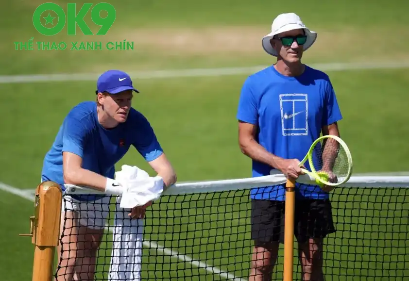 Jannik Sinner, bên trái, trong buổi tập luyện với huấn luyện viên Darren Cahill. Jannik Sinner, bên trái, trong buổi tập luyện với huấn luyện viên Darren Cahill.