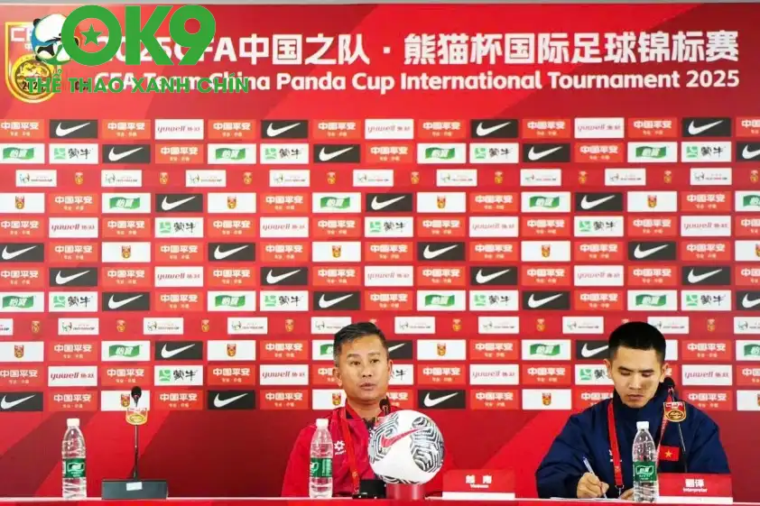 HLV Đinh Hồng Vinh rất hài lòng về tinh thần chiến đấu của các học trò. (Ảnh: BTC) HLV Đinh Hồng Vinh rất hài lòng về tinh thần chiến đấu của các học trò. (Ảnh: BTC)