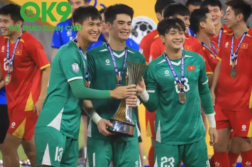 Cao Văn Bình (phải) có thể cạnh tranh với Trung Kiên (giữa) Cao Văn Bình (phải) có thể cạnh tranh với Trung Kiên (giữa)