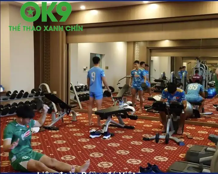 ĐT Việt Nam duy trì tập gym trong khách sạn khi vừa tới Lào ĐT Việt Nam duy trì tập gym trong khách sạn khi vừa tới Lào